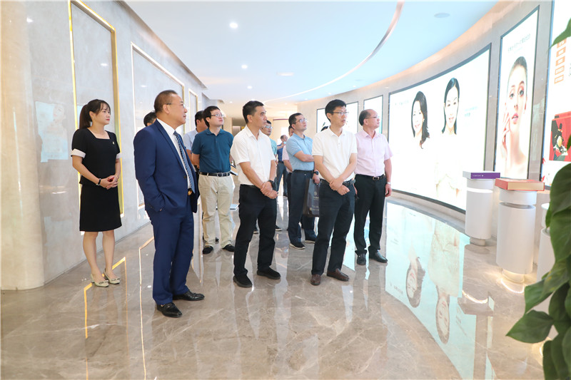 参观产品展厅.jpg